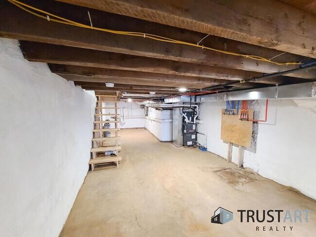 Building Photo - 2 Bedroom house with basement/backyard.