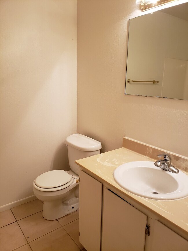 Building Photo - 3 Bed 2 Bath Townhome Close To The Strip!