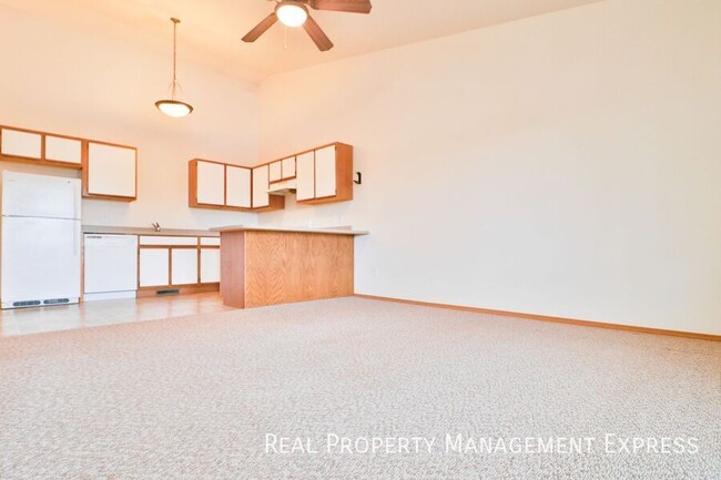 Building Photo - 801 Ryan Dr