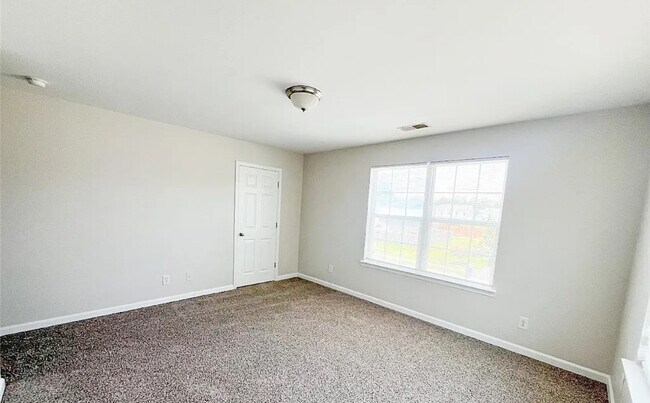 Building Photo - 221 Chapel Lake S