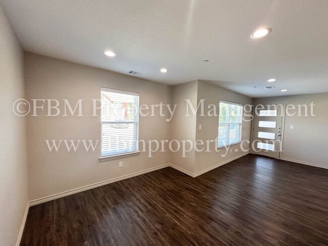 Building Photo - Hidden Creek, Unit 512 - 2 Bedroom, 2 Bathroom Beautiful Apartment Home in Ennis, TX!