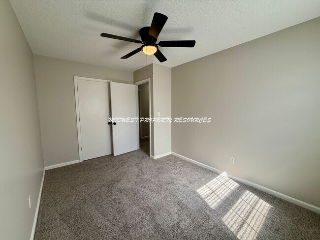 Building Photo - Stunning 2 Story townhome