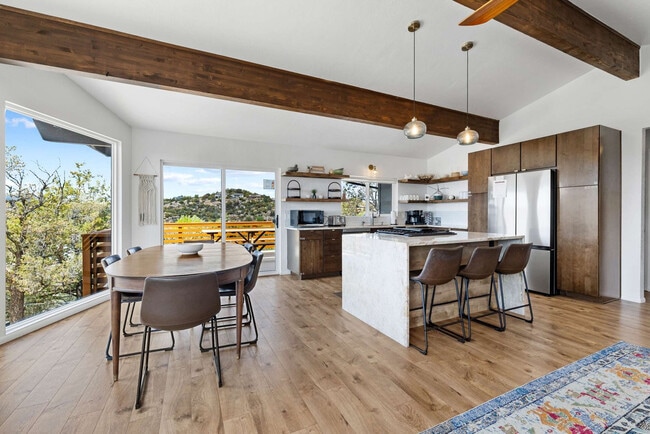 Building Photo - 828 Black Dr