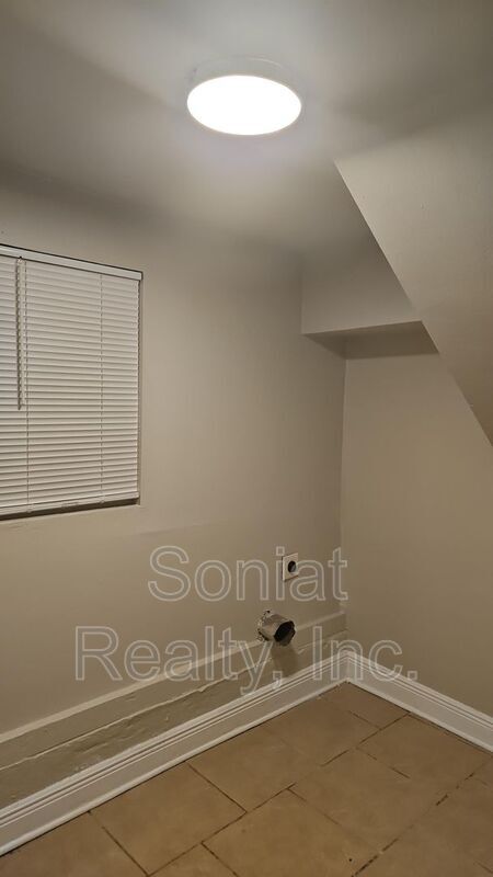 Building Photo - 3219 Louisiana Ave Pkwy