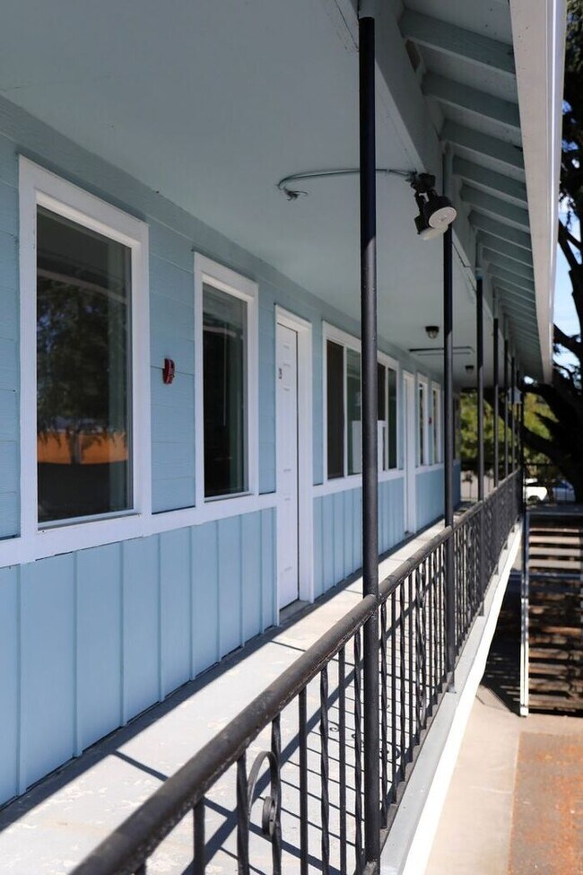 Building Photo - Beautifully Updated 2 bedroom 1 bath!