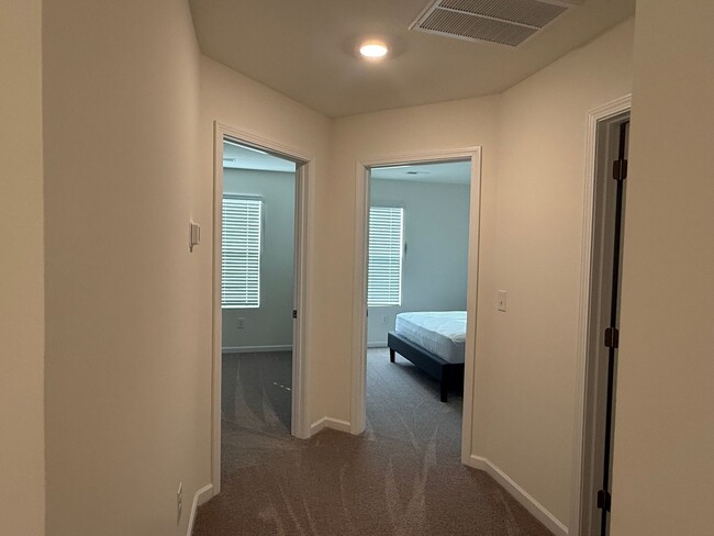 Building Photo - 3 Bedroom Condo Central Jonesborough