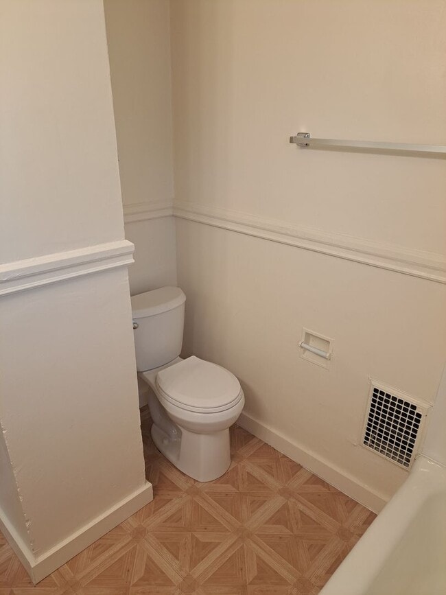 Building Photo - 4 Bedroom near Lakeside Park