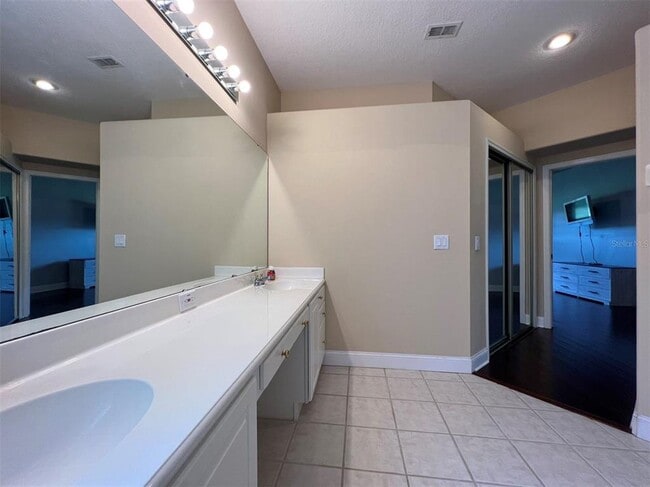 Building Photo - 1565 The Oaks Blvd