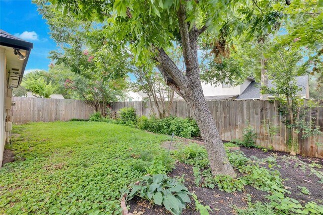 Building Photo - 2204 Grove Dr