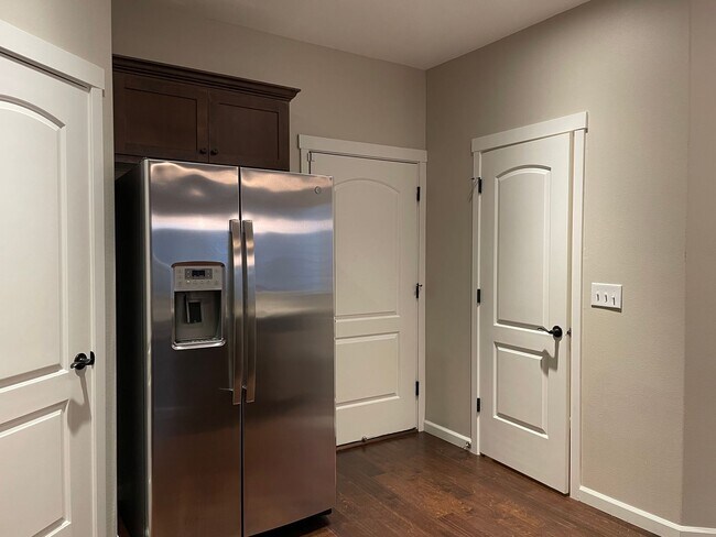 Building Photo - Spacious 3 Bedroom Home with Fenced Yard, Patio, and 2-Car Garage Near Mill Plain.