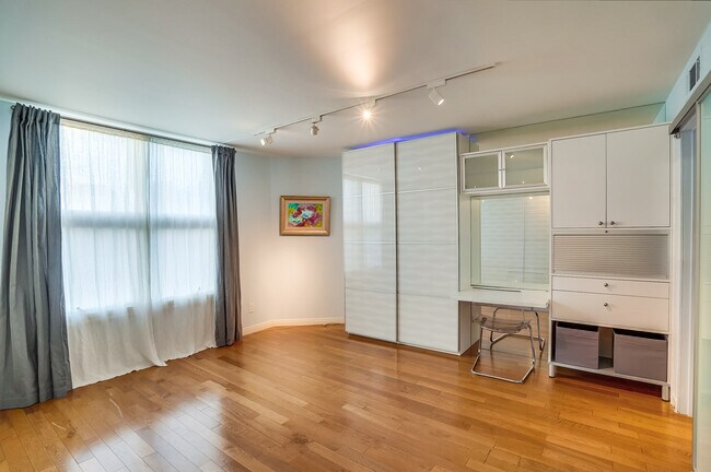 Building Photo - 1128 22nd St