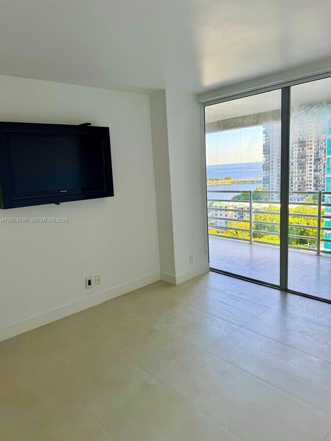 Building Photo - 2025 Brickell Ave