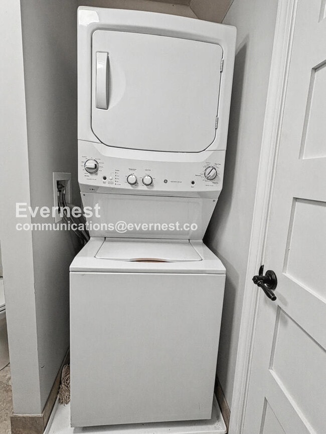 Building Photo - 2438 Callow Ave