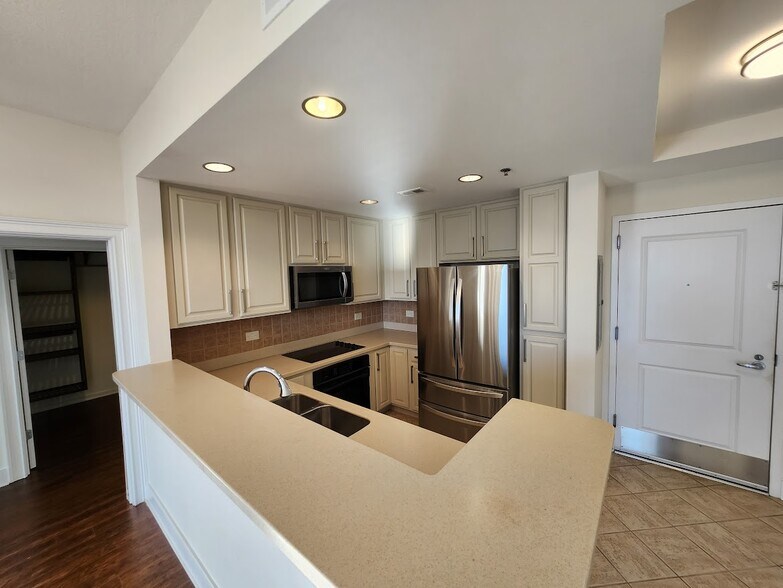 Kitchen - 285 Centennial Olympic Park Dr NW