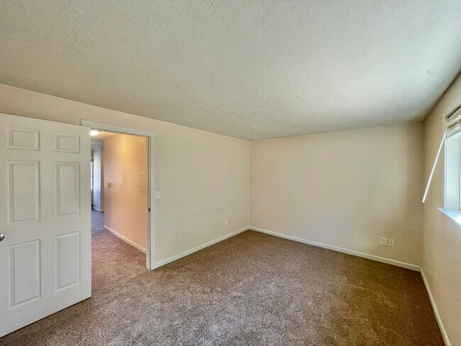 Building Photo - Beautifully remodeled south-facing unit, a...