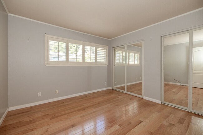 Building Photo - 402 Alberto Way