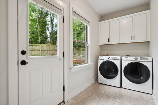 Building Photo - Gorgeous 4 Bedroom Home in the Heart Of Durham! **APPLICATIONS PENDING**