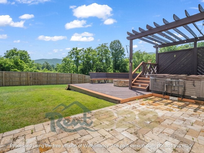 Building Photo - 243 Wildbriar Rd