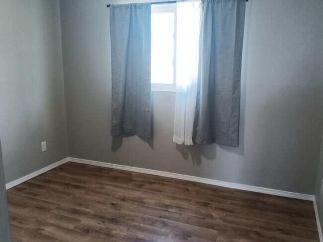 Building Photo - 3 Bedroom, 1 Bathroom Home! Schedule a Showing Soon!