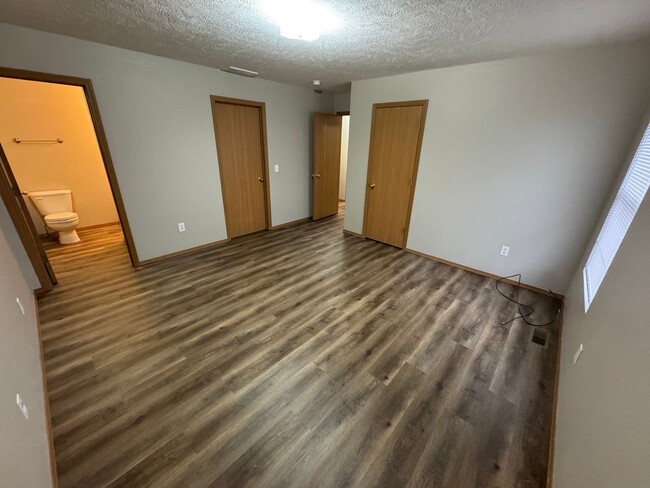 Building Photo - Updated 2 bedroom one bath apartment in be...