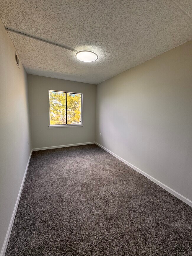 Building Photo - 5756F Village Green Dr