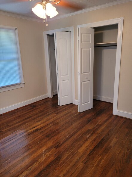 Larger bedroom - 612 Saint Joseph St