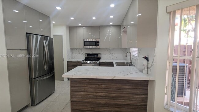 Building Photo - 213 E Forest Oak Cir