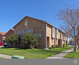 Building Photo - Lakeland Manor