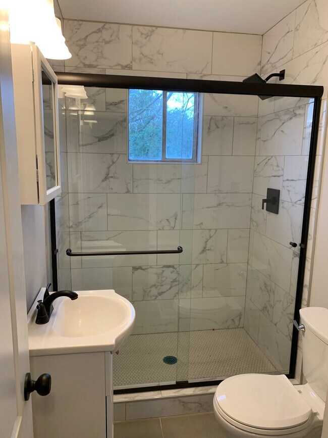 Building Photo - Small Executive Home in Downtown Raleigh