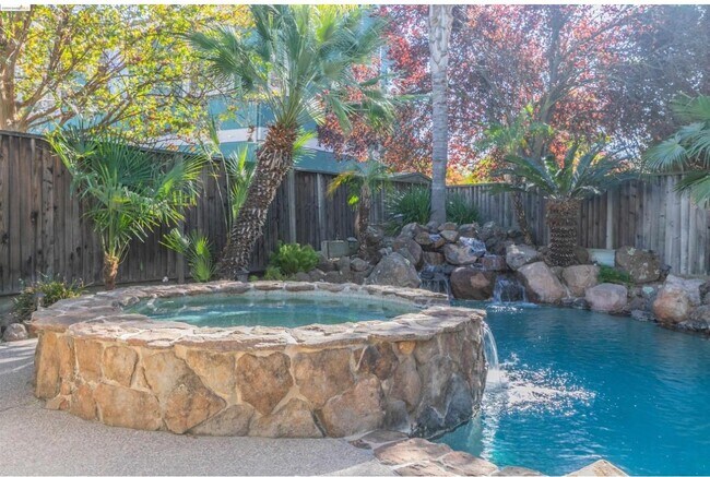 Building Photo - 784 Begonia Dr