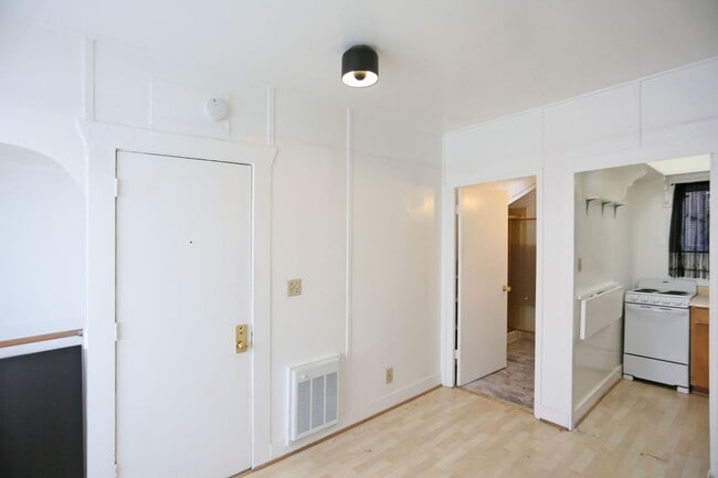 Building Photo - OPEN HOUSE: Monday (3/16) 6:00pm-6:15pm Ground Floor Studio in Pacific Heights (2803 ½ Greenwich ...