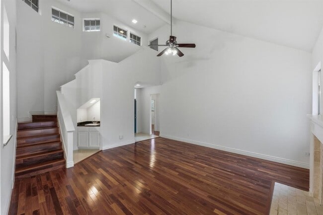 Building Photo - 9312 Roxanna Dr