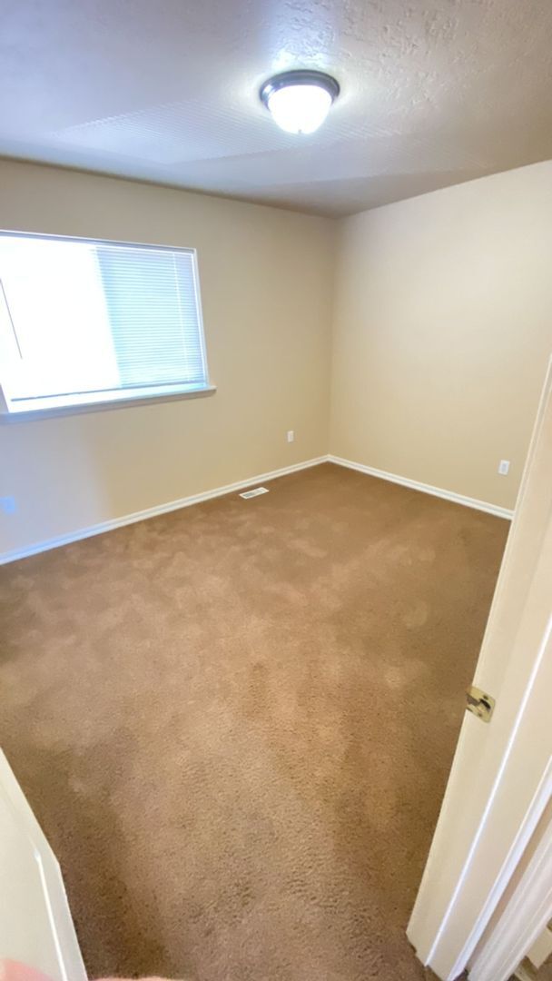Building Photo - Townhome In A Great Location