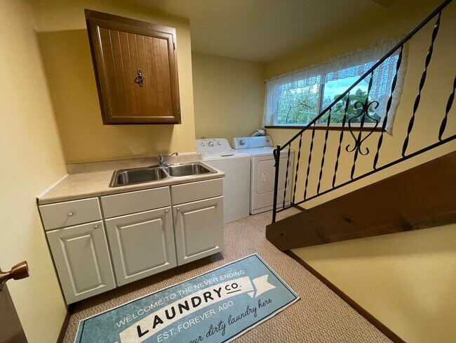 Building Photo - Lovely Home with wonderful Views and a Mas...