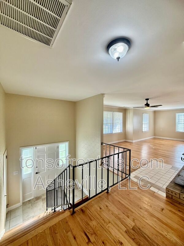 Building Photo - 161 Dogwood Dr