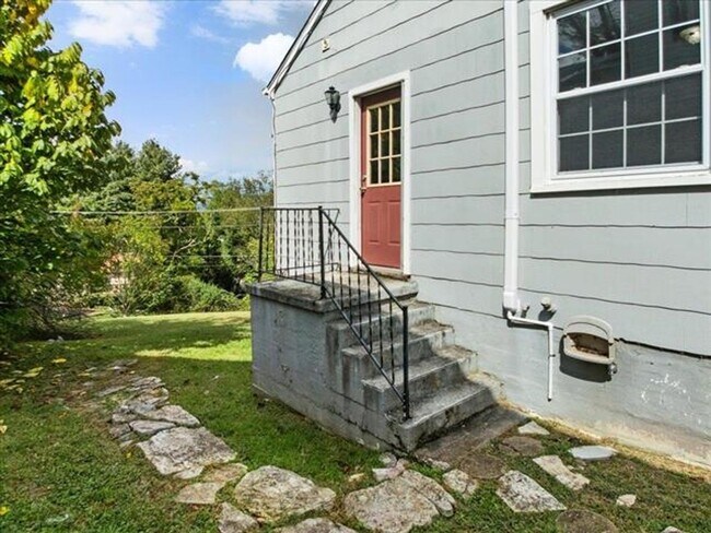 Building Photo - Radford, 3 BR / 2 BA, Available NOW