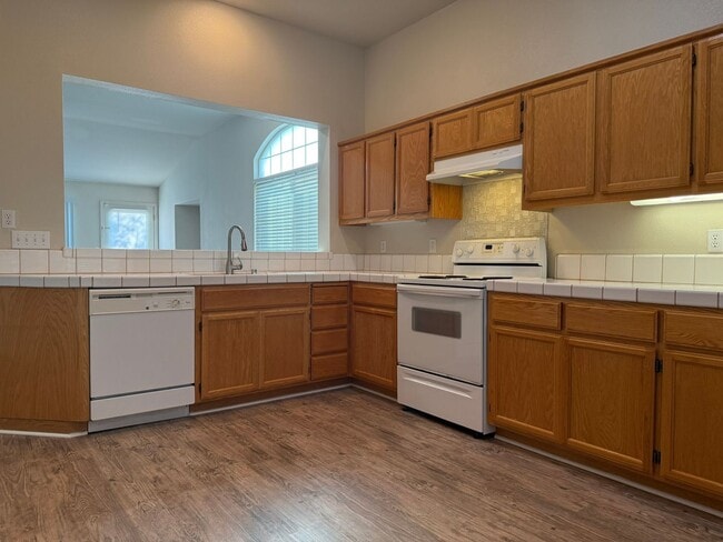 Building Photo - Available Now! Spacious home located in North Merced