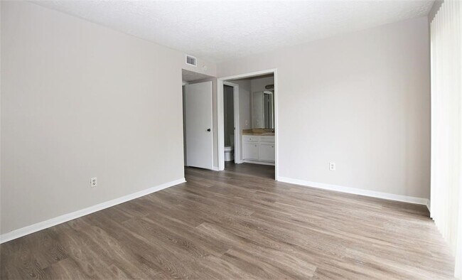 Building Photo - 13611 Ravensway Dr