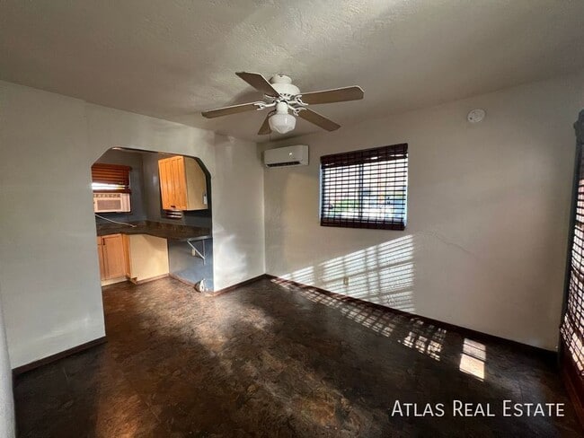 Building Photo - 2730 N Martin Ave