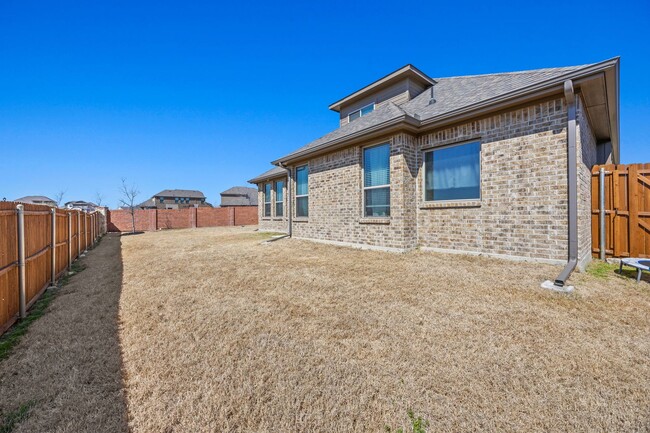 Building Photo - Stunning 4/2.5/2 in Red Oak!