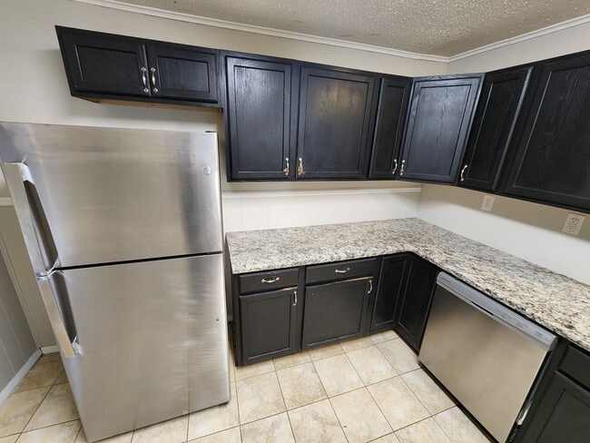 Building Photo - Spacious 3-Bedroom, 2-Bathroom Home AVAILA...
