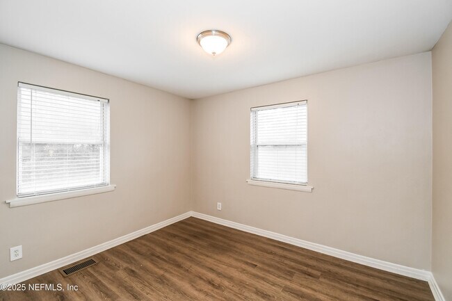 Building Photo - 6418 Ballejo Ct N