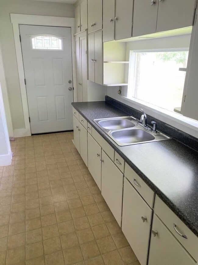 Building Photo - 2 Bedroom Bungalow Home