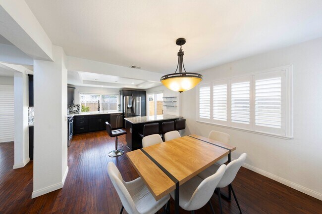 Building Photo - Gorgeous Cul-De-Sac Huntington Beach Home  — Biking Distance to the Beach!