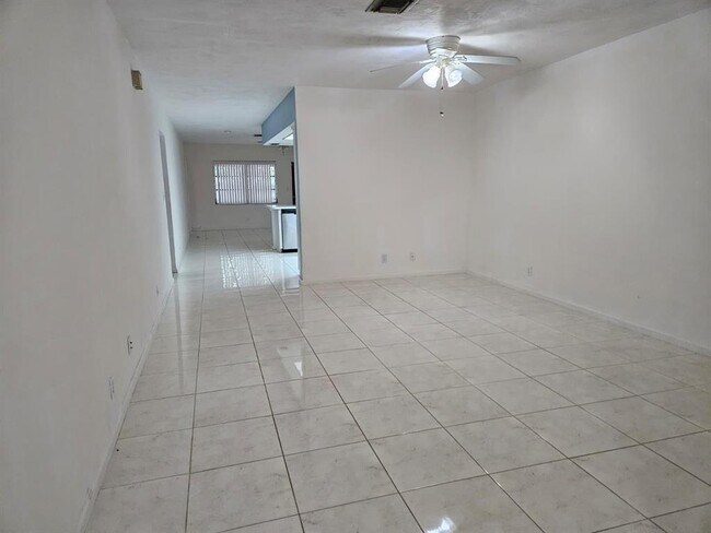 Building Photo - 7904 NW 70th Ct