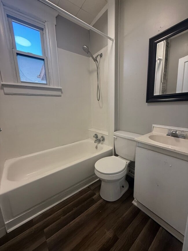 Building Photo - Coming soon Spacious 2-bedroom 1 bath home Available End of March!