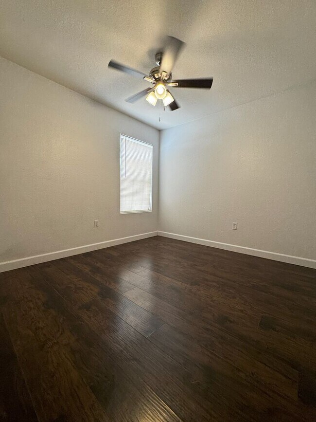 Building Photo - 3 BEDROOM WITH FIREPLACE AND LVP PLANK FLO...