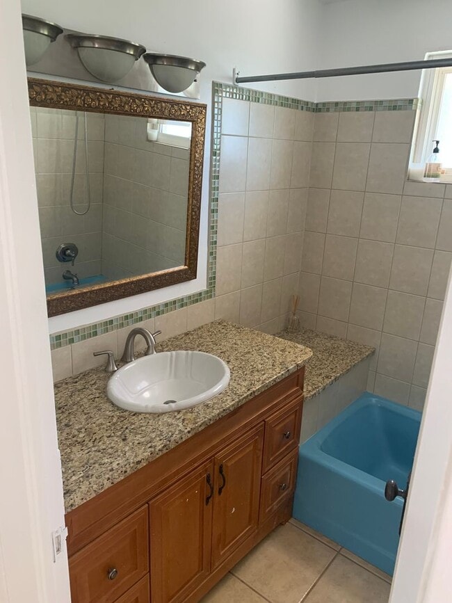 Building Photo - ***Cozy 2 bedroom 1 bath with GATED parkin...