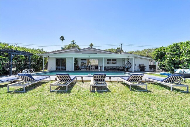 Building Photo - 2541 NE 195th St