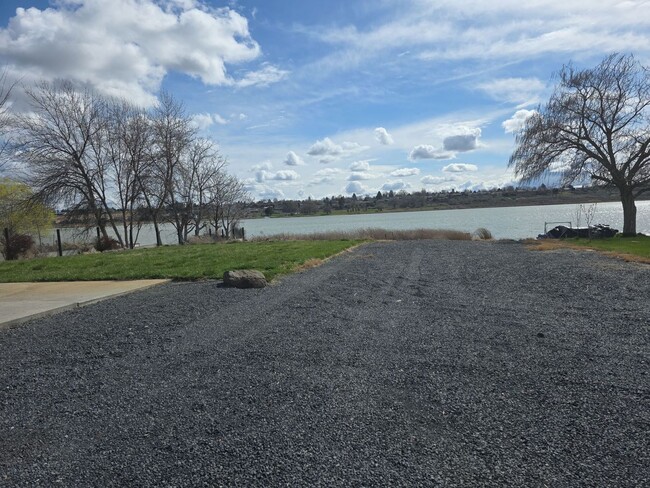 Building Photo - Lake house on 1/2 acre